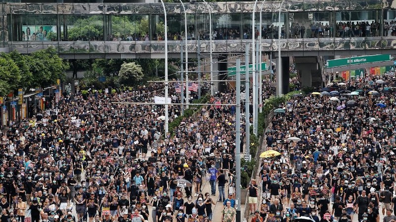 Aksi unjuk rasa kembali pecah di Hong Kong, Minggu (28/7), pengunjuk rasa kompak memakai pakaian hitam dan berkumpul di Central, Hong Kong.