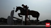 Nomor show jumping atau lompat rintangan merupakan salah satu yang dipertandingkan pada Indonesia Horse Show 2019. (CNN Indonesia/Hesti Rika)