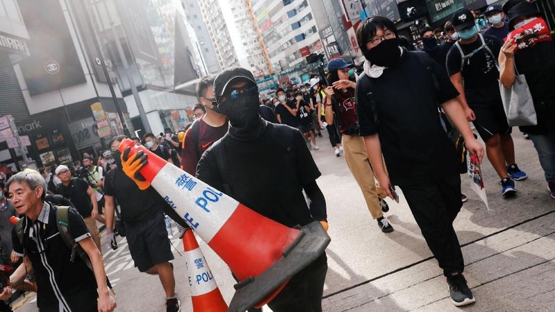 Aksi unjuk rasa kembali pecah di Hong Kong, Minggu (28/7), pengunjuk rasa kompak memakai pakaian hitam dan berkumpul di Central, Hong Kong.