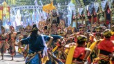 Pembuatan kostum berdurasi satu sampai dua minggu. Tentu saja karnaval menggerakan perekonomian di Jember. (ANTARA FOTO/Budi Candra Setya)
