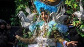 Sementara untuk tata rias satu model dibanderol Rp100 ribu sampai Rp350 ribu, dengan durasi dandan sekitar 30 menit. (ANTARA FOTO/Budi Candra Setya)