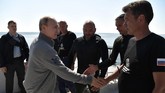 Lokasi bangkai kapal selam itu berada di Teluk Finlandia. Dia menjelajahi perairan menuju lokasi menggunakan kapal selam mini C-Explorer 3.11. (Sputnik/Aleksey Nikolskyi/Kremlin via REUTERS)