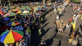 Pembuat kostum karnaval mengaku mendapat 'cuan' selama penyelenggaraan. Satu baju dihargai Rp3 juta sampai Rp12juta. (ANTARA FOTO/Budi Candra Setya)