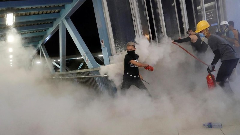 Aksi unjuk rasa kembali pecah di Hong Kong, Minggu (28/7), pengunjuk rasa kompak memakai pakaian hitam dan berkumpul di Central, Hong Kong.