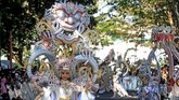 Model memperagakan kostum ethnik pada gelaran Banyuwangi Ethno Carnival di Taman Blambangan, Banyuwangi, Jawa Timur. (ANTARA FOTO/Budi Candra Setya)