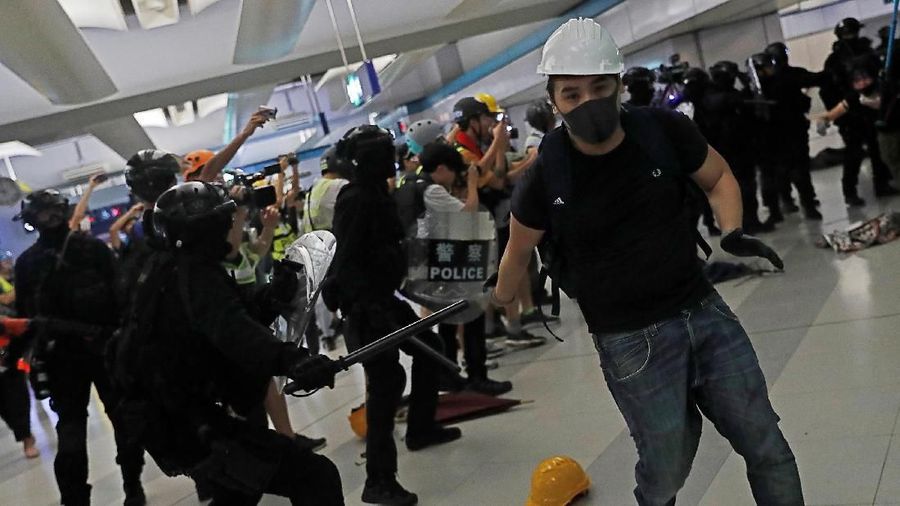 Aksi unjuk rasa kembali pecah di Hong Kong, Minggu (28/7), pengunjuk rasa kompak memakai pakaian hitam dan berkumpul di Central, Hong Kong.