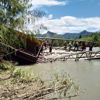Truk Tiang Listrik Terperosok Akibat Patahnya Jembatan Kayu