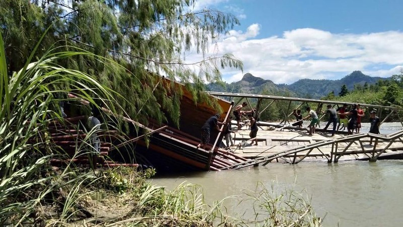 Perjuangan PLN harus terkendala saat truk berisikan tiang listrik terperosok di jembatan kayu yang hubungkan Kabupaten Tojo Unauna dan Bangga,  Sulawesi Tengah.