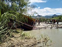 Truk Tiang Listrik Terperosok Akibat Patahnya Jembatan Kayu