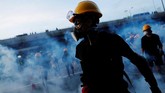 Kepolisian mengambil tindakan keras untuk membubarkan massa, termasuk dengan menggunakan gas air mata dan granat lunak. (Reuters/Tyrone Siu)