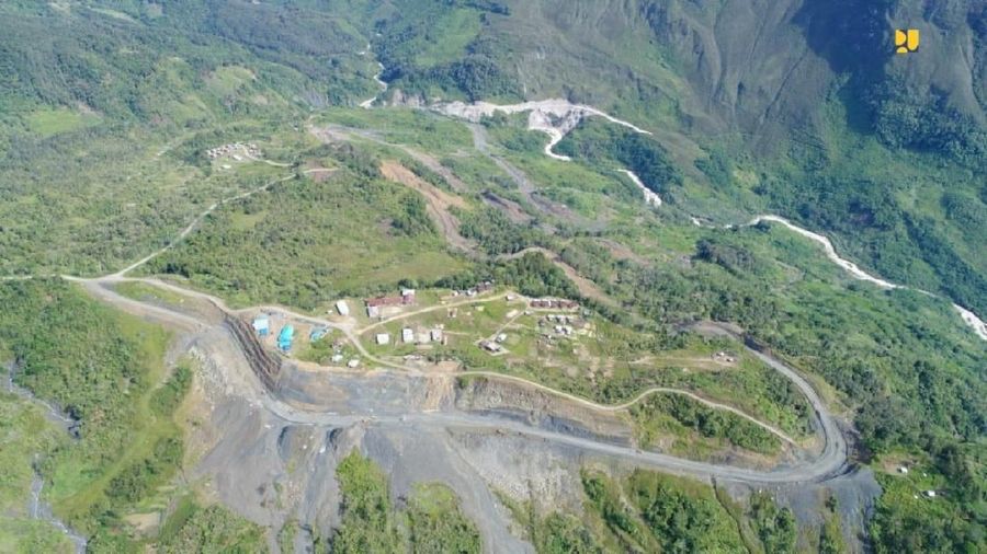 Jarak antarpusat ekonomi wilayah yang ditempuh berminggu-minggu dengan berjalan kaki, dengan Trans Papua dalam hitungan hari setelah dapat dilintasi kendaraan.