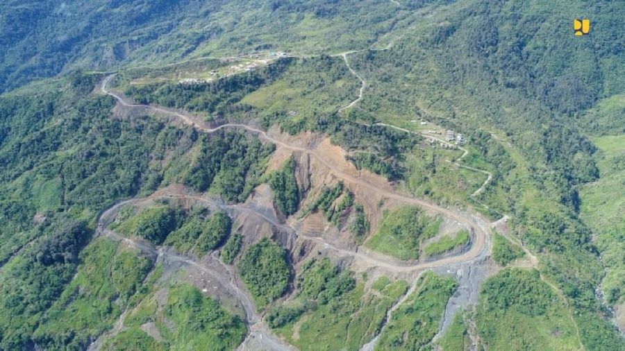 Jalan perbatasan di Papua-Papua Nugini dibangun meliuk-liuk membelah hutan dan pegunungan.