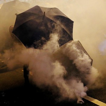 Simbol Pertahanan Demonstran Hong Kong: Payung!