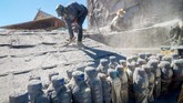 Abu vulkanik yang menyelimuti kawasan sekitar Tangkuban Perahu cukup tebal sehingga warga harus mengenakan masker agar tak menghirup debu. (ANTARA FOTO/Raisan Al Farisi/ama)