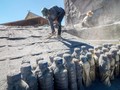 FOTO: Menyapu Abu Tangkuban Perahu