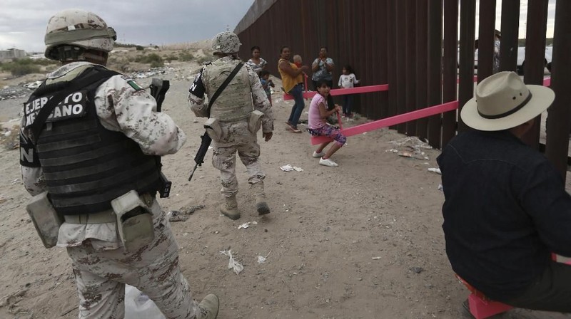 Jungkat-jungkit dirancang oleh Ronald Rael, seorang profesor arsitektur di California.