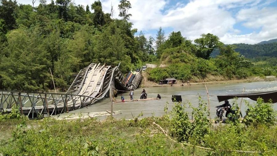 Perjuangan PLN harus terkendala saat truk berisikan tiang listrik terperosok di jembatan kayu yang hubungkan Kabupaten Tojo Unauna dan Bangga,  Sulawesi Tengah.