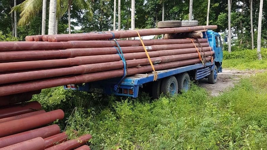Perjuangan PLN harus terkendala saat truk berisikan tiang listrik terperosok di jembatan kayu yang hubungkan Kabupaten Tojo Unauna dan Bangga,  Sulawesi Tengah.