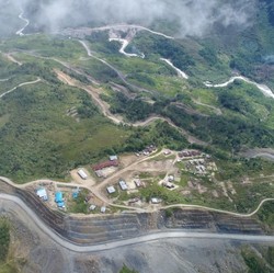 Belah Gunung-Hutan! Jokowi Sukses Bangun Jalan Trans-Papua Ribuan Km