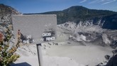 Kawah Gunung Tangkuban Parahu di Kabupaten Subang, Jawa Barat setelah erupsi pada Jumat (26/7) lalu. Hingga kemarin petugas pos pengamatan mecatat amplitudo getaran berkisar di angka 0,5 mm dibandingkan saat erupsi Jumat pekan lalu yang mencapai lebih dari 50 mm. (ANTARA FOTO/Raisan Al Farisi/aww)