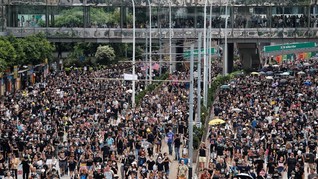 Demonstran Hong Kong Tantang Polisi dengan Taktik Baru