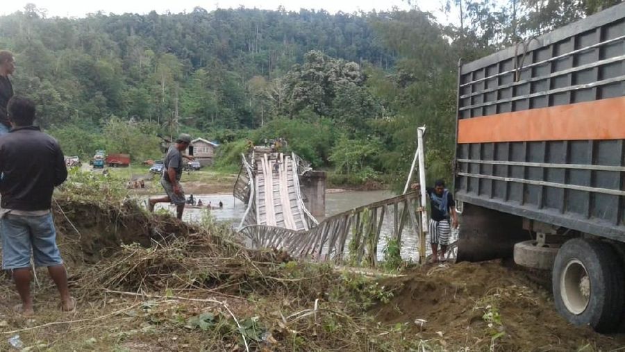 Perjuangan PLN harus terkendala saat truk berisikan tiang listrik terperosok di jembatan kayu yang hubungkan Kabupaten Tojo Unauna dan Bangga,  Sulawesi Tengah.