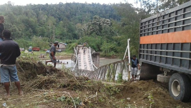 Perjuangan PLN harus terkendala saat truk berisikan tiang listrik terperosok di jembatan kayu yang hubungkan Kabupaten Tojo Unauna dan Bangga,  Sulawesi Tengah.