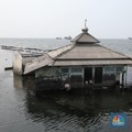 Tanggul pengaman pantai yang berfungsi untuk mencegah banjir rob di kawasan tersebut bocor karena tingginya volume pasang surut air laut. (CNBC Indonesia/Andrean Kristianto)