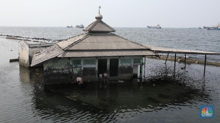 Banjir rob di kawasan Muara Baru, Jakarta Utara, Kamis, (27/5/2021). (CNBC Indonesia/Muhammad Sabki)