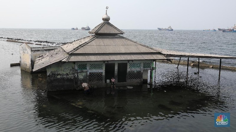 Banjir rob di kawasan Muara Baru, Jakarta Utara, Kamis, (27/5/2021). (CNBC Indonesia/Muhammad Sabki)
