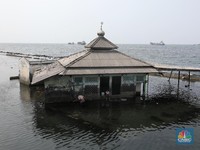 Tanggul pengaman pantai yang berfungsi untuk mencegah banjir rob di kawasan tersebut bocor karena tingginya volume pasang surut air laut. (CNBC Indonesia/Andrean Kristianto)