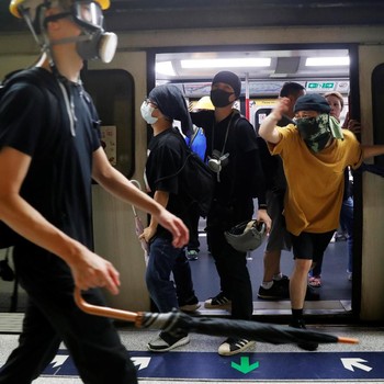 Ini Momen Saat Polisi Pukul Mundur Peserta Demo di Hong Kong