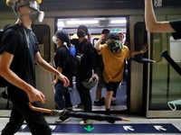 Ini Momen Saat Polisi Pukul Mundur Peserta Demo di Hong Kong