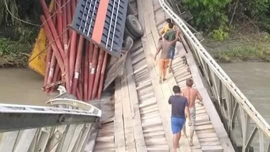 Perjuangan PLN harus terkendala saat truk berisikan tiang listrik terperosok di jembatan kayu yang hubungkan Kabupaten Tojo Unauna dan Bangga,  Sulawesi Tengah.