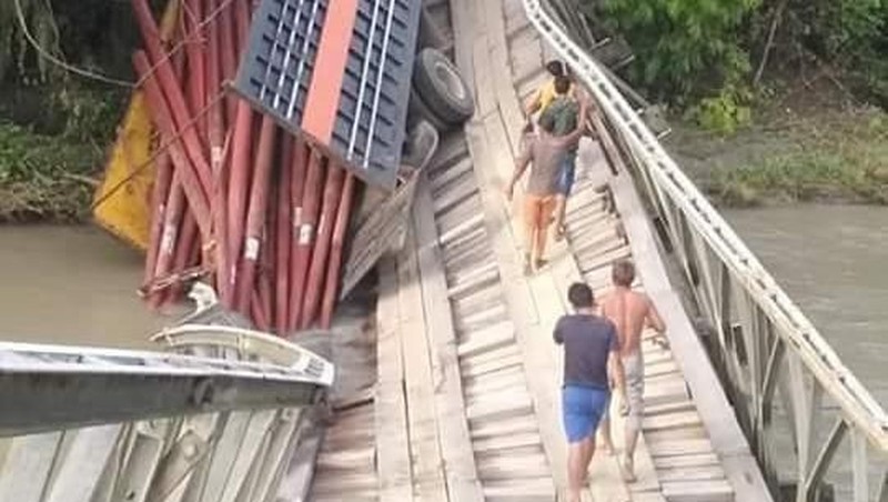 Perjuangan PLN harus terkendala saat truk berisikan tiang listrik terperosok di jembatan kayu yang hubungkan Kabupaten Tojo Unauna dan Bangga,  Sulawesi Tengah.
