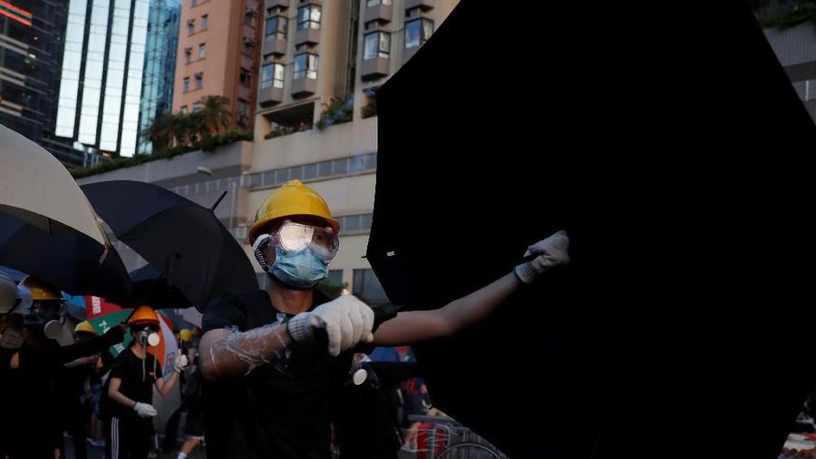 Polisi berulangkali menembakkan gas air mata dan peluru karet untuk mengusir pengunjuk rasa pada Minggu (28/7/2019) malam hari.