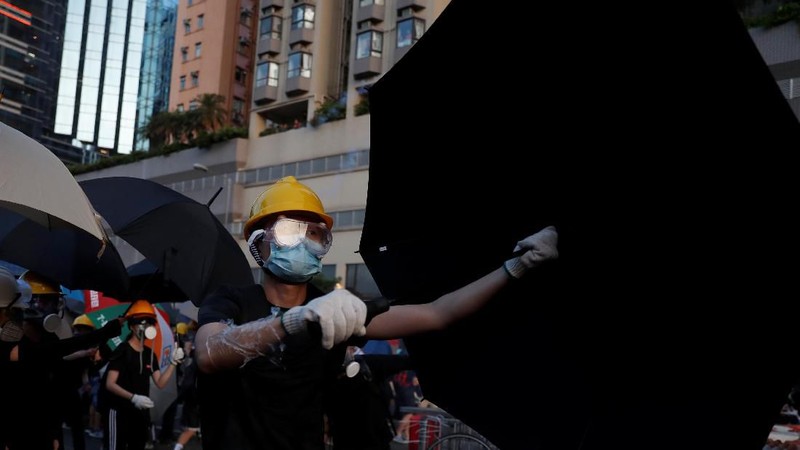 Polisi berulangkali menembakkan gas air mata dan peluru karet untuk mengusir pengunjuk rasa pada Minggu (28/7/2019) malam hari.