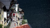 Hallstatt bisa dikunjungi dengan kereta dari Wina (durasi sekitar 4 jam) atau dari Salzburg (durasi 3 jam). (REUTERS/Lisi Niesner)