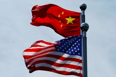 Bendera Tiongkok dan AS Chinese and U.S. flags flutter near The Bund, before U.S. trade delegation meet their Chinese counterparts for talks in Shanghai, China July 30, 2019. REUTERS/Aly Song