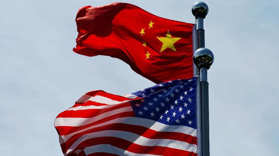 Chinese and U.S. flags flutter near The Bund, before U.S. trade delegation meet their Chinese counterparts for talks in Shanghai, China July 30, 2019.  REUTERS/Aly Song