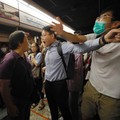 Inilah Pemandangan Saat Pendemo Memblokir MRT di Hong Kong