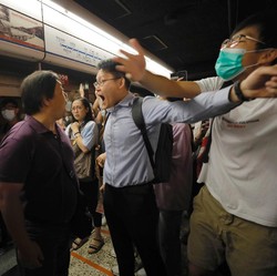 Inilah Pemandangan Saat Pendemo Memblokir MRT di Hong Kong