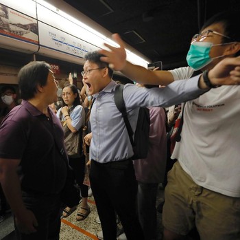 Inilah Pemandangan Saat Pendemo Memblokir MRT di Hong Kong