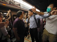 Inilah Pemandangan Saat Pendemo Memblokir MRT di Hong Kong