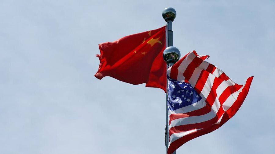 Chinese and U.S. flags flutter near The Bund, before U.S. trade delegation meet their Chinese counterparts for talks in Shanghai, China July 30, 2019.  REUTERS/Aly Song