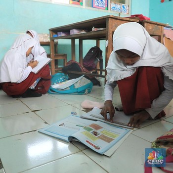 Kasihan Siswa SD Ini Pak Jokowi, Belajarnya Sampai di Lantai