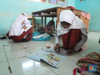 Kasihan Siswa SD Ini Pak Jokowi, Belajarnya Sampai di Lantai