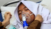 Sebanyak enam orang siswa terpaksa dilarikan ke Pukesmas terdekat karena mengalami gangguan pernafasan yang ditimbulkan akibat kabut asap Kebakaran Hutan dan Lahan (Karhutla) yang semakin tebal. (ANTARA FOTO/Syifa Yulinnas)