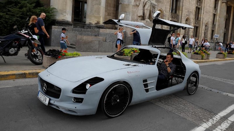 Warga Polandia ciptakan kendaraan unik, hasil modifikasi sepeda yang dilapisi dengan badan mobil mewah. Desainnya mirip dengan Mercedes-Benz