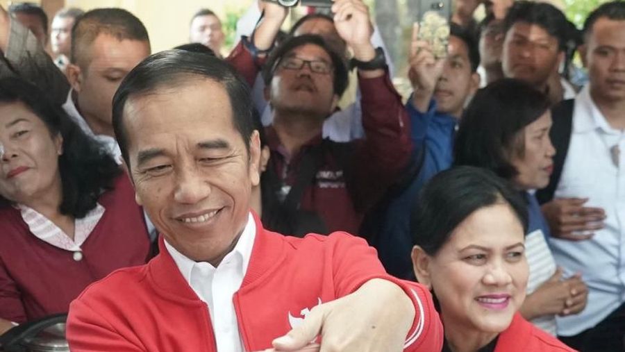 Presiden Joko Widodo mengunjungi kawasan wisata Salib Kasih di Kabupaten Tapanuli Utara, Provinsi Sumatera Utara, Selasa (30/7/2019).